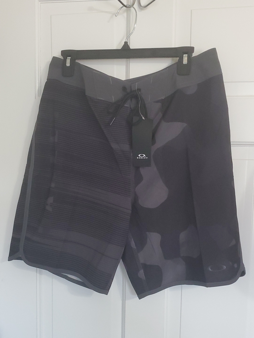 NWT Oakley Utah Camo Mash Forged Iron Men's 34 Hybrid Shorts